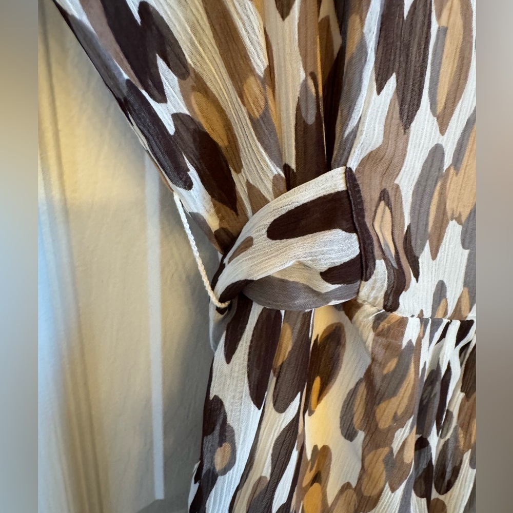 duo Maternity short sleeve v-neck sheer blouse w/ camisole. XL. Leopard print - Picture 4 of 11